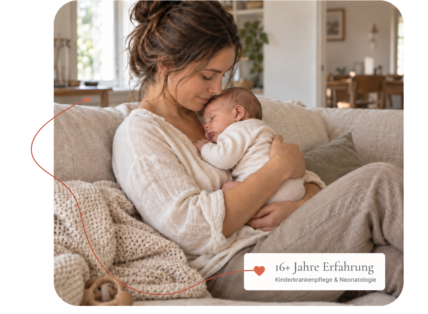 Eine Mutter hält ihr schlafendes Baby liebevoll im Arm